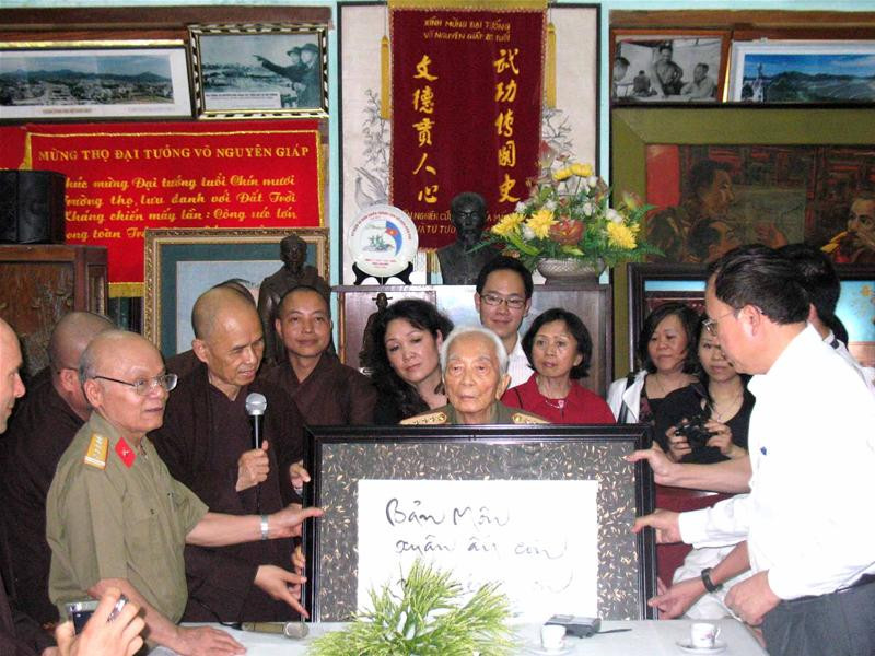 Thiến sư Thích Nhất Hạnh tặng Đại tướng Võ Nguyên Giáp bức tranh chữ. Ảnh: Lan Anh