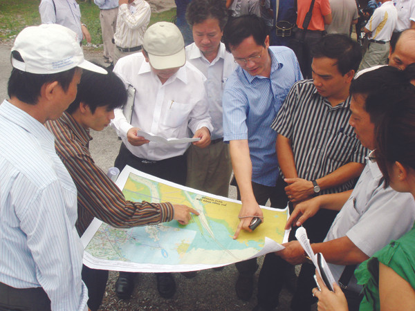 Các chuyên gia xem xét điểm đổ bùn trên bản đồ