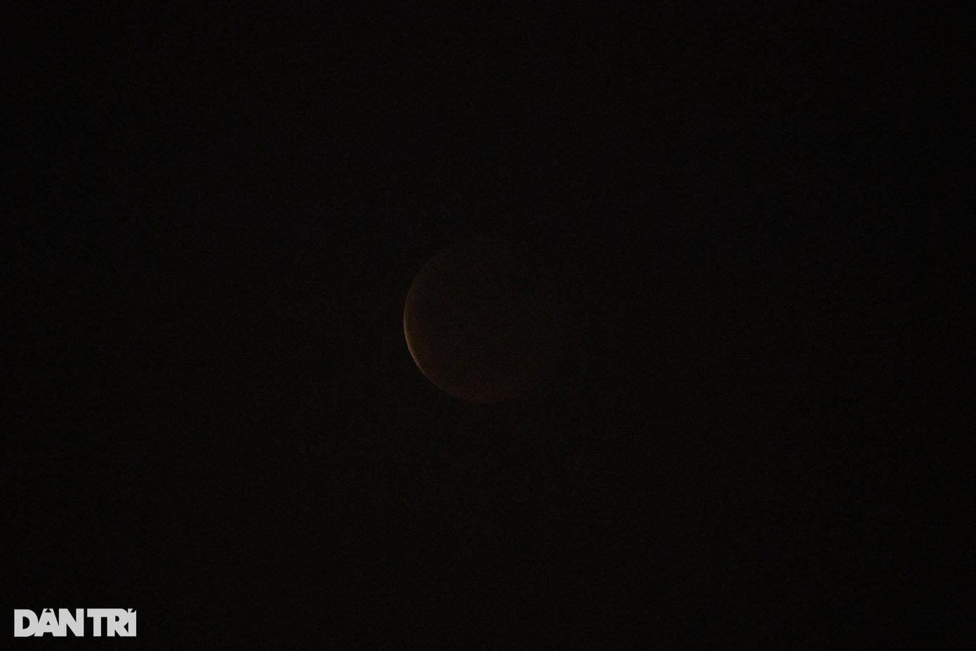 Tối 8/11, do thời tiết không thuận lợi, bầu trời Hà Nội sương mù dày đặc nên phải đến 18h40, nguyệt toàn phần và "trăng máu" mới xuất hiện ở hướng chính đông. Lúc này, nguyệt thực toàn phần đã qua thời điểm cực đại (Ảnh: Tiến Tuấn). Tối 8/11, do thời tiết không thuận lợi, bầu trời Hà Nội sương mù dày đặc nên phải đến 18h40, nguyệt toàn phần và "trăng máu" mới xuất hiện ở hướng chính đông. Lúc này, nguyệt thực toàn phần đã qua thời điểm cực đại (Ảnh: Tiến Tuấn).