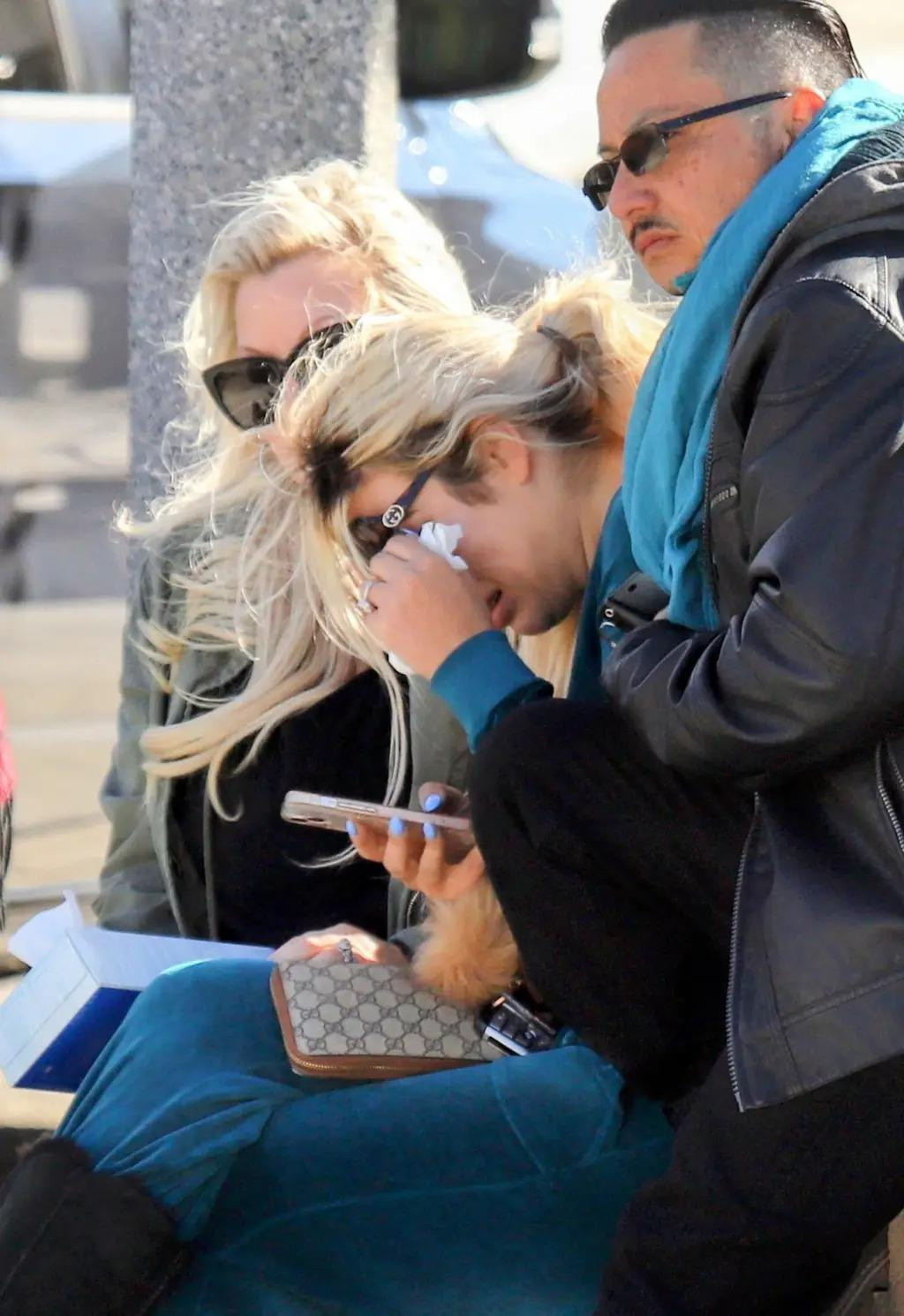 Melanie Martin khóc bên ngoài nhà của Aaron sau cái chết đột ngột của nam ca sĩ. Ảnh: Mega. Melanie Martin khóc bên ngoài nhà của Aaron sau cái chết đột ngột của nam ca sĩ. Ảnh: Mega.