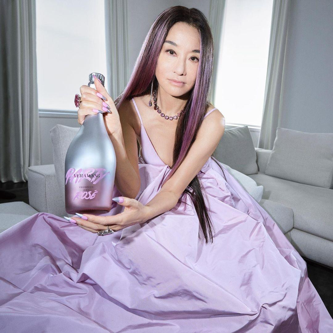 Một trong những bí quyết giữ gìn tuổi xuân của bà Wang là chăm chỉ tập luyện thể dục từ gym đến yoga... Bà xuất thân vận động viên trượt băng nghệ thuật. Thành tích tốt nhất của bà là đoạt chức vô địch trượt băng toàn nước Mỹ U.S. Figure Skating Championships năm 1968 khi mới 19 tuổi. Ảnh: Instagram.