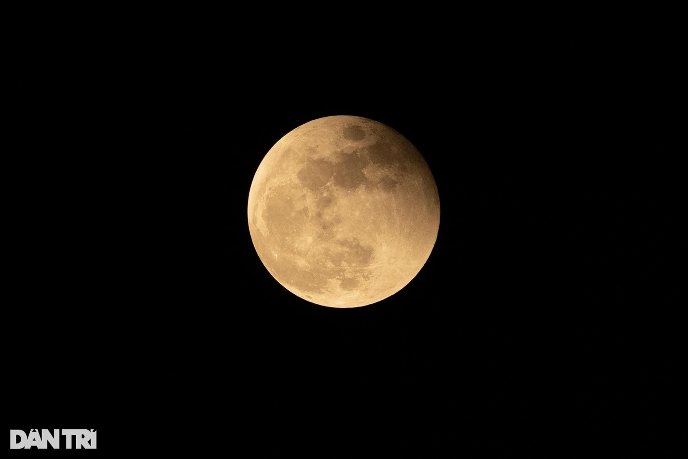 Thời điểm 20h tối, lúc này ánh sáng từ mặt trời đã chiếu rõ hơn và trăng đã lên cao không còn bị ảnh hưởng bởi sương mù ở tầng không khí thấp, người yêu thiên văn có thể ngắm rõ trăng tròn ngày rằm. Sau 20h, hiện tượng nguyệt thực sẽ kết thúc. (Ảnh: Mạnh Quân). Thời điểm 20h tối, lúc này ánh sáng từ mặt trời đã chiếu rõ hơn và trăng đã lên cao không còn bị ảnh hưởng bởi sương mù ở tầng không khí thấp, người yêu thiên văn có thể ngắm rõ trăng tròn ngày rằm. Sau 20h, hiện tượng nguyệt thực sẽ kết thúc. (Ảnh: Mạnh Quân).