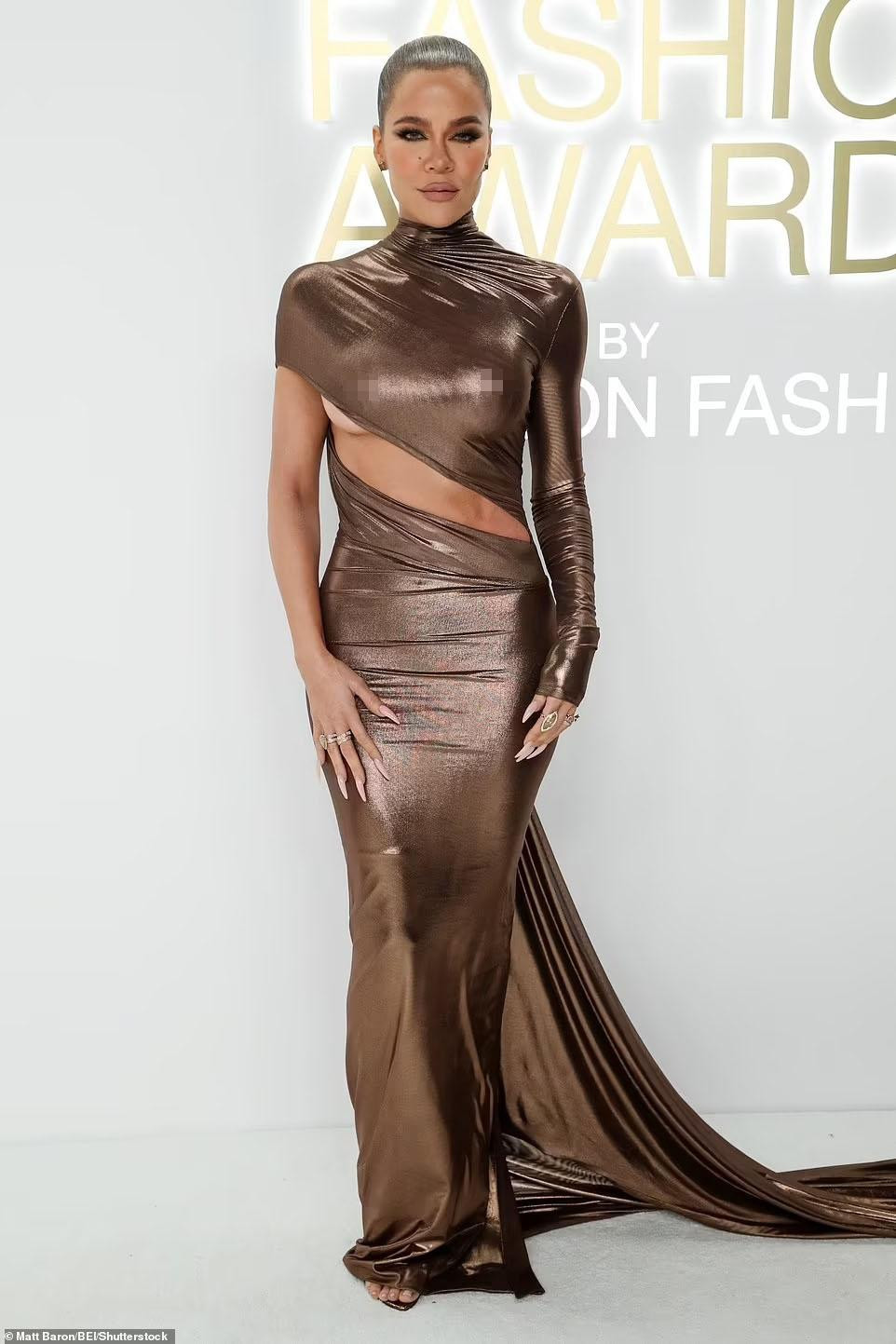 Diện mạo mới của bà chủ Good American gây tranh cãi. Nhiều người chê Khloe hớ hênh phản cảm. &quot;Thà cô ấy cứ khỏa thân đi. Bộ đồ thật buồn cười. Tôi không muốn nhìn thấy điều này chút nào&quot;, một cư dân mạng viết. Số khác cho rằng lớp trang điểm quá đậm khiến Khloe trông đơ cứng. Ảnh: Shutterstock.