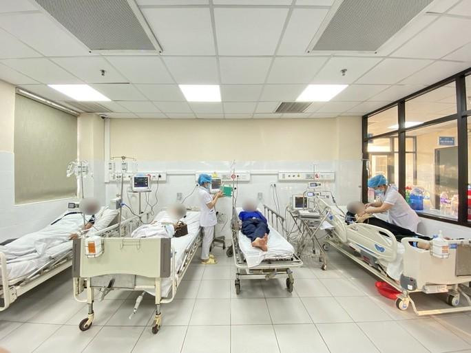 4 trong số hơn 10 người bị ong đốt được đưa vào khoa Hồi sức tích cực - Chống độc. Ảnh: Bác sĩ cung cấp