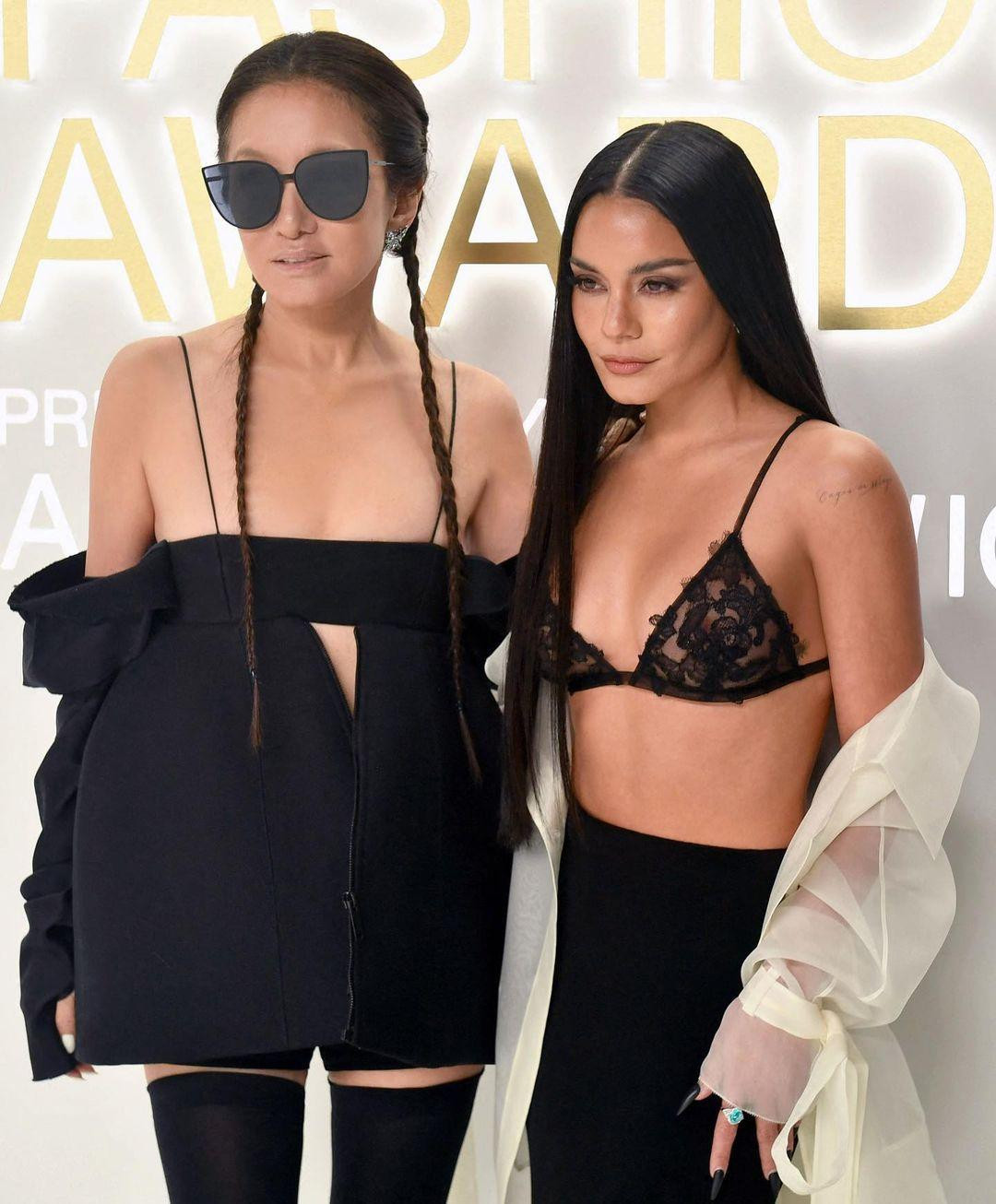 Trong bức ảnh chụp cùng nữ diễn viên Vanessa Hudgens, Vera không kém cạnh về vóc dáng hay làn da bất chấp khoảng cách tuổi tác 39 năm. "Chị luôn khiến tôi cảm thấy gợi cảm, mạnh mẽ và thanh lịch. Chị là người có cá tính đặc biệt. Thật vinh dự khi được đi bên cạnh chị", Vanessa viết trên Instagram. Ảnh: Instagram.