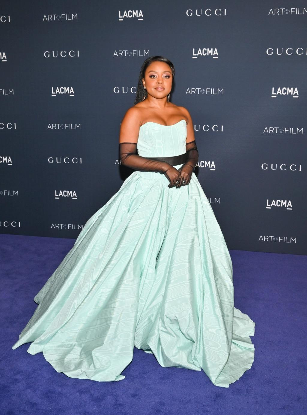 Nữ diễn viên Mỹ Quinta Brunson chọn cho mình chiếc đầm công chúa màu xanh nhạt. Ảnh: Deadline. Nữ diễn viên Mỹ Quinta Brunson chọn cho mình chiếc đầm công chúa màu xanh nhạt. Ảnh: Deadline.