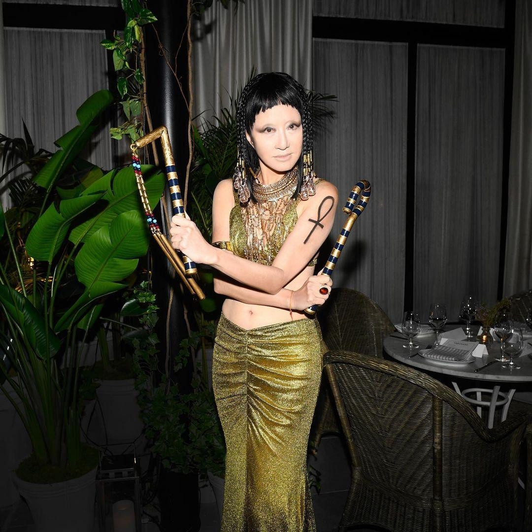 Vera Wang hóa thân thành Nữ hoàng Ai Cập trong dịp Halloween 2022. Từ lâu, Vera Wang đã nổi tiếng với ngoại hình "không tuổi". Bà ưa chuộng những trang phục gợi cảm, ngắn hoặc cắt xẻ tôn thân hình mảnh mai, đặc biệt là đôi chân thon dài. Dù U80, bà Wang không e ngại chọn quần áo có phong cách thời trang trẻ trung, thời thượng không thua kém các fashionista tuổi đôi mươi. Ảnh: Instagram.