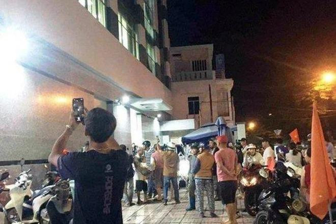 Người dân tập trung trước Phòng giao dịch Sacombank Cam Ranh. Ảnh: Zing.