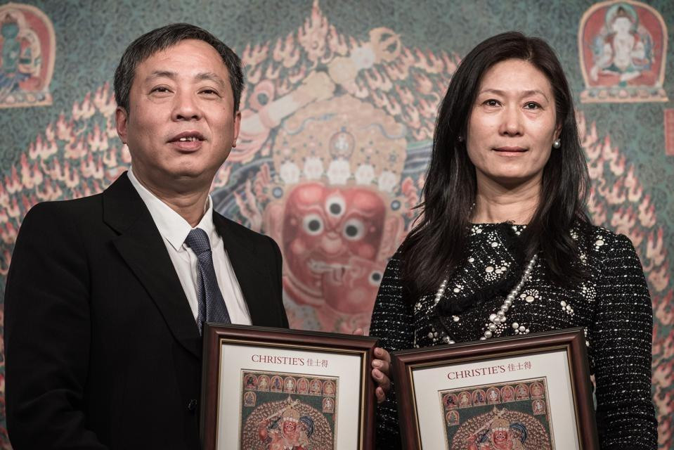 Tỷ phú Trung Quốc Lưu Ích Khiêm mua tranh thêu Phật giáo Tây Tạng với giá 45 triệu USD. Ảnh: Getty Images.