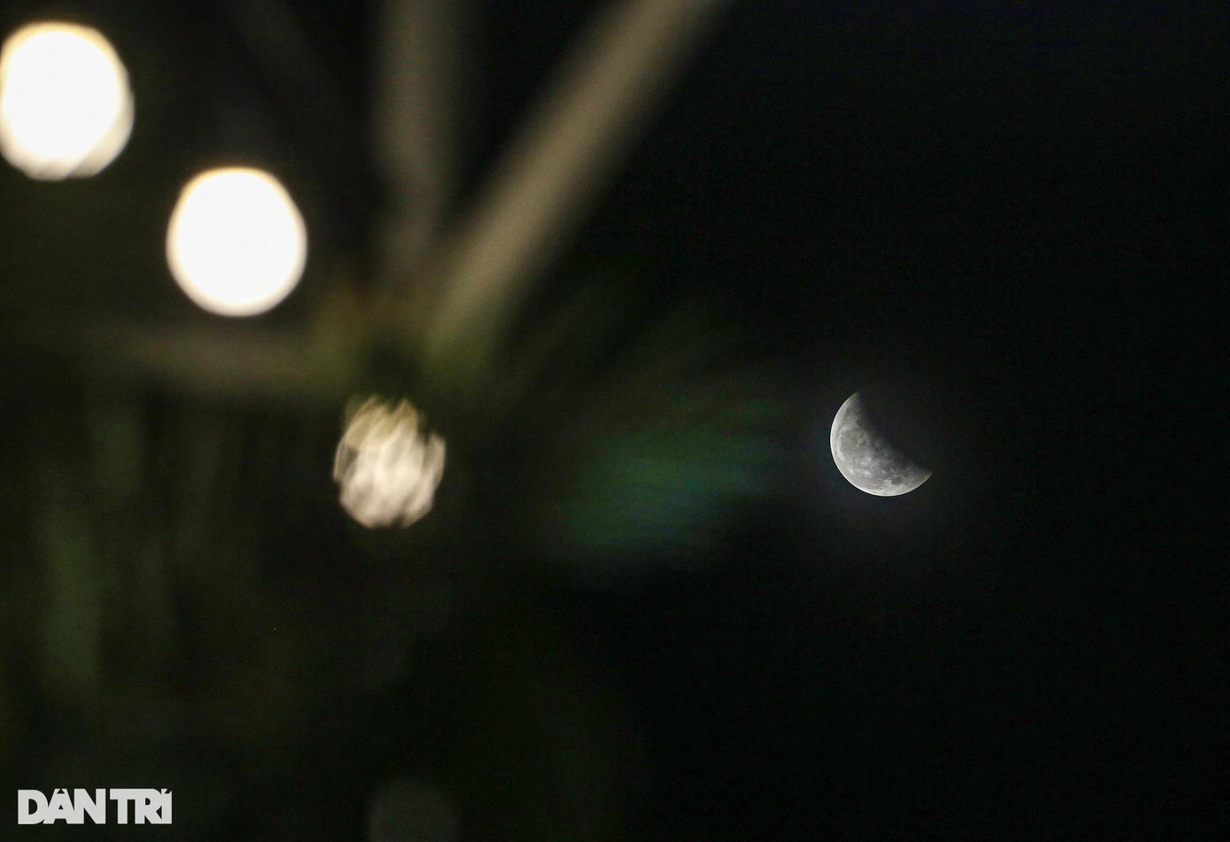 Tại TPHCM, thời tiết xấu cũng ảnh hưởng khá nhiều tới việc quan sát nguyệt thực của người dân. Khoảng 19h trăng mới xuất hiện (Ảnh: Hải Long). Tại TPHCM, thời tiết xấu cũng ảnh hưởng khá nhiều tới việc quan sát nguyệt thực của người dân. Khoảng 19h trăng mới xuất hiện (Ảnh: Hải Long).