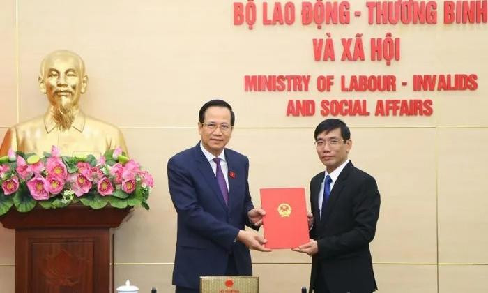 Bộ trưởng Đào Ngọc Dung trao quyết định bổ nhiệm đồng chí Nguyễn Hoàng Vĩnh Thanh. Ảnh: DS