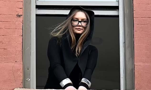 Anna Sorokin bị quản thúc tại gia 24/24 vẫn muốn mở tiệc gặp gỡ giới thượng lưu New York. Ảnh: Shutter Up. Anna Sorokin bị quản thúc tại gia 24/24 vẫn muốn mở tiệc gặp gỡ giới thượng lưu New York. Ảnh: Shutter Up.