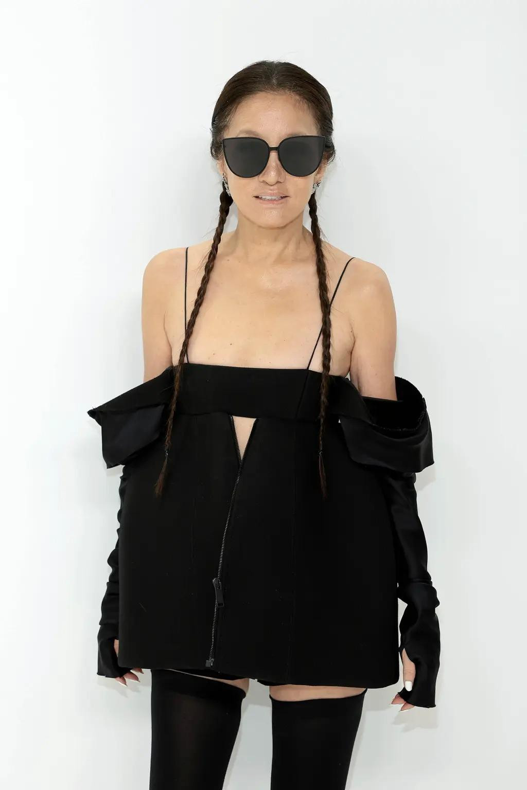 Trên trang cá nhân, Vera Wang nhận vô số lời tán thưởng cho diện mạo trẻ trung: "Vera ngày càng trở nên tốt hơn", "Chúa ơi, bạn không già đi chút nào", "Vẻ đẹp vượt thời gian", "Đôi chân khiến nhiều cô gái phải ghen tỵ"... Ảnh: Getty Images.