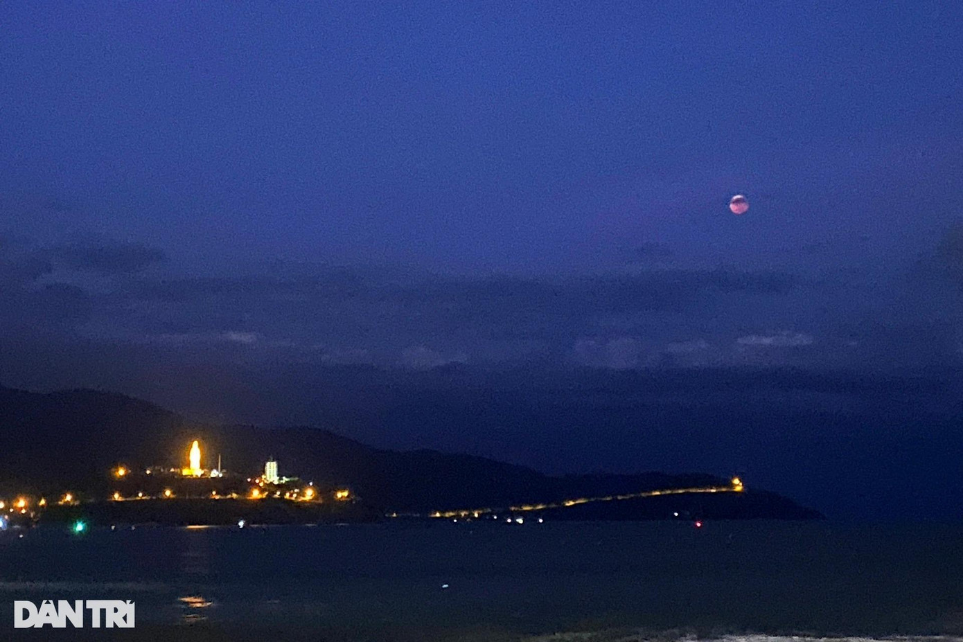 Quan sát từ bờ biển Mỹ Khê, mặt trăng mọc dần lên từ phía cuối đường chân trời. Thấp thoáng phía dưới là bán đảo Sơn Trà với tượng Phật bà Quân Âm được thắp sáng (Ảnh: Tuấn Lê). Quan sát từ bờ biển Mỹ Khê, mặt trăng mọc dần lên từ phía cuối đường chân trời. Thấp thoáng phía dưới là bán đảo Sơn Trà với tượng Phật bà Quân Âm được thắp sáng (Ảnh: Tuấn Lê).