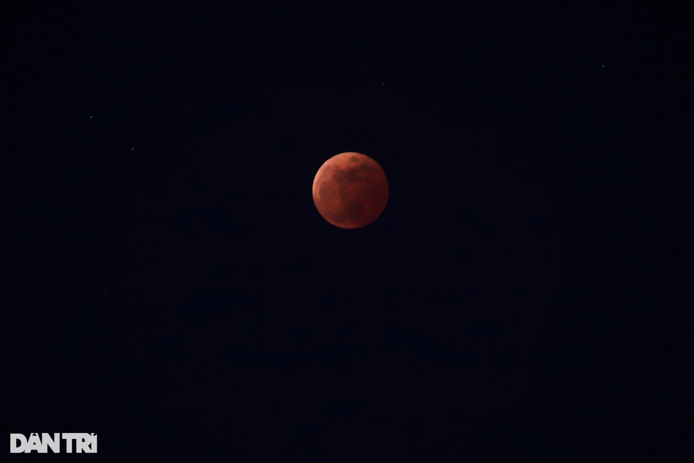 Trước đó, trên bầu trời TP Đà Nẵng, hiện tượng nguyệt thực toàn phần xuất hiện khá sớm do điều kiện thời tiết thuận lợi. Hình ảnh được ghi lại vào thời điểm nguyệt thực đạt cực đại lúc 18h (Ảnh: Tuấn Lê). Trước đó, trên bầu trời TP Đà Nẵng, hiện tượng nguyệt thực toàn phần xuất hiện khá sớm do điều kiện thời tiết thuận lợi. Hình ảnh được ghi lại vào thời điểm nguyệt thực đạt cực đại lúc 18h (Ảnh: Tuấn Lê).