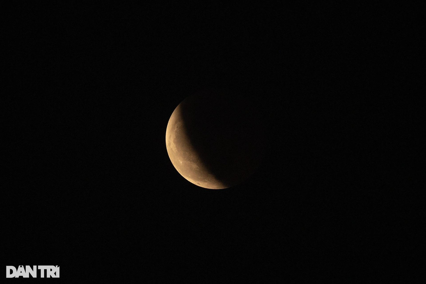 Chỉ trong nửa tiếng, trái đất không còn che kín ánh sáng từ mặt trời nữa, mặt trăng bắt đầu lộ diện rõ hơn (Ảnh: Tiến Tuấn). Chỉ trong nửa tiếng, trái đất không còn che kín ánh sáng từ mặt trời nữa, mặt trăng bắt đầu lộ diện rõ hơn (Ảnh: Tiến Tuấn).
