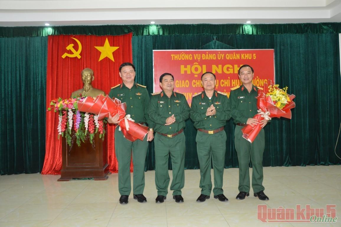 Lãnh đạo Quân khu 5 tặng hoa chúc mừng Đại tá Võ Văn Bá và Thượng tá Trần Thế Phan. Ảnh: QK5.