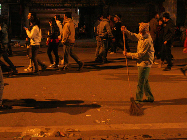 Việc dọn dẹp đòi hỏi cẩn thận hơn đảm bảo vừa sạch vừa tránh ảnh hưởng tới du khách