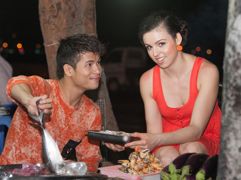 Ina tỏ ra rất thích thú với những món hải sản đặc sắc của Vũng Tàu. Ina tỏ ra rất thích thú với những món hải sản đặc sắc của Vũng Tàu