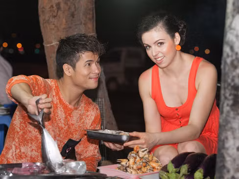 Ina tỏ ra rất thích thú với những món hải sản đặc sắc của Vũng Tàu