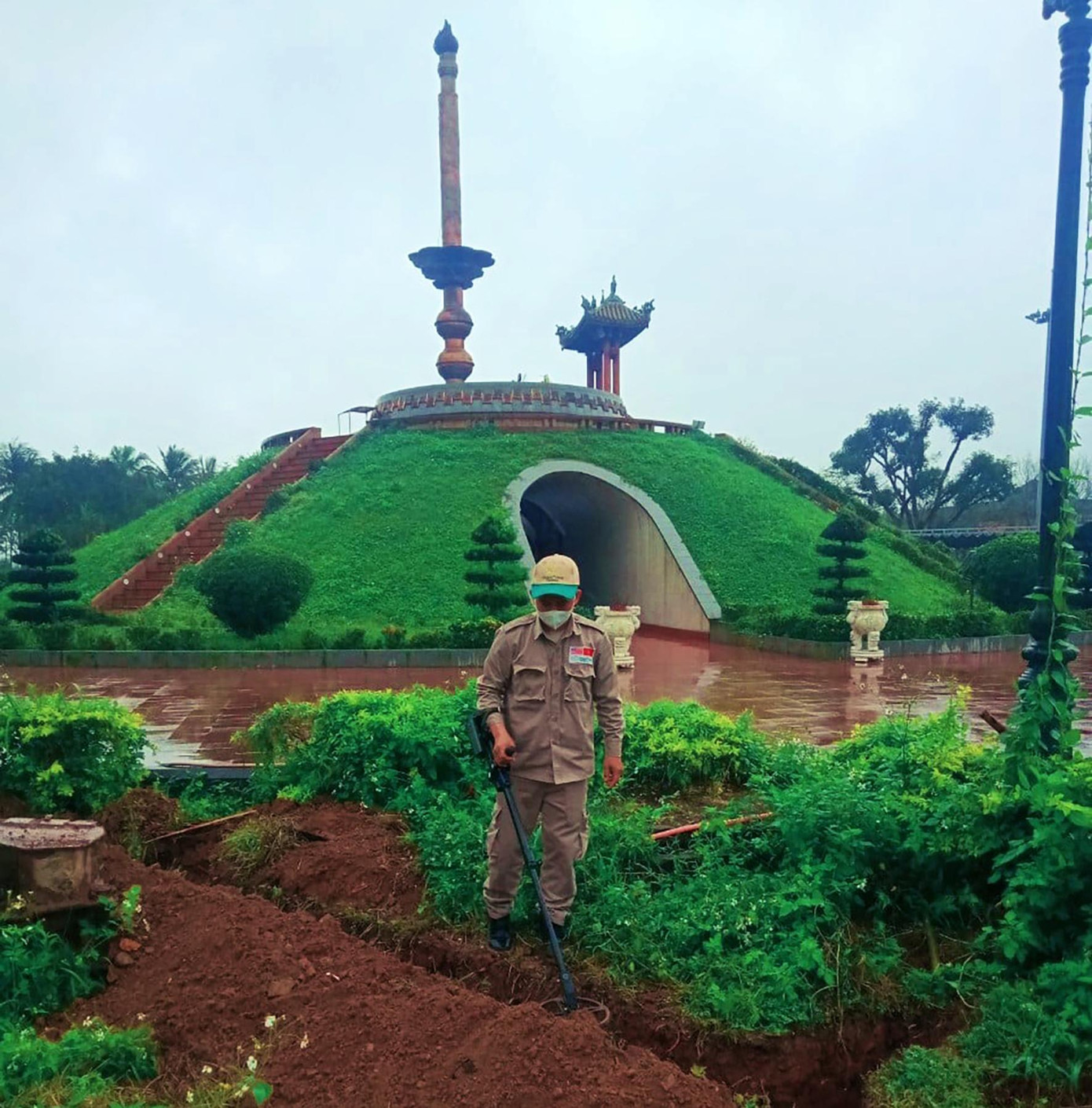 Nhân viên Tổ chức Cây Hòa Bình Việt Nam (PTVN) đang làm nhiệm vụ rà phá bom mìn tại Di tích Quốc gia đặc biệt Thành Cổ Quảng Trị.