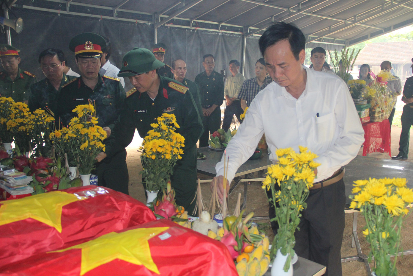 Thắp hương, viếng các hài cốt liệt sỹ. Thắp hương, viếng các hài cốt liệt sỹ.