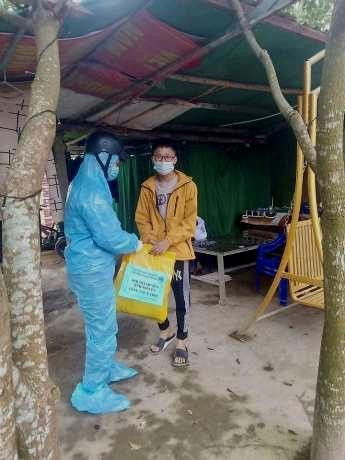 Tặng quà gia đình bị F0 có hoàn cảnh khó khăn. Tặng quà gia đình bị F0 có hoàn cảnh khó khăn.