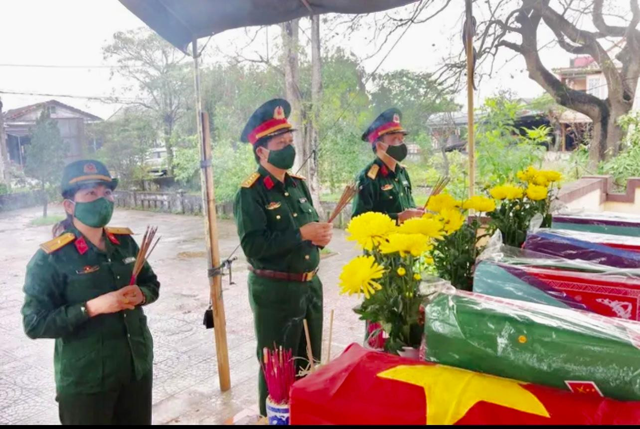 Viếng các liệt sĩ vừa được tìm thấy tại thôn Nam Sơn, xã Vĩnh Sơn, huyện Vĩnh Linh.