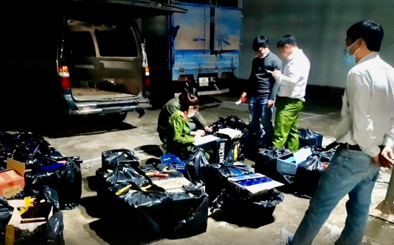 Công an huyện Cam Lộ thu giữ 1.482 chai rượu ngoại lậu trên 2 xe ôtô mang BKS 74B - 000.25 và 43C - 058.65 do tài xế Lê Tuấn Vũ và Tạ Ngọc Tình vận chuyển. Ảnh: CA.