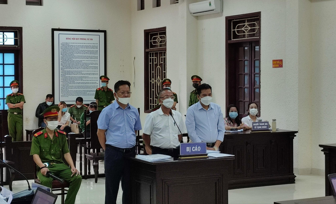 Ba bị cáo Thi, Dũng, Huy tại phiên tòa xét xử trong 2 ngày 29 và 30/10/2021. Ba bị cáo Thi, Dũng, Huy tại phiên tòa xét xử trong 2 ngày 29 và 30/10/2021.