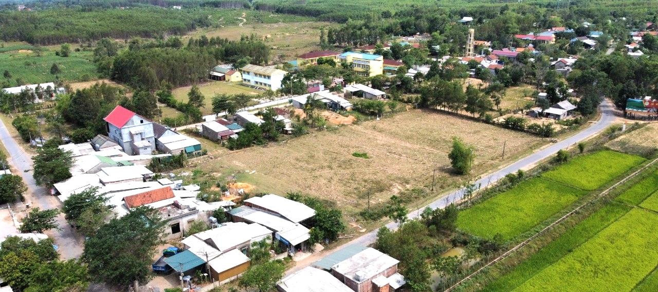 Một góc xã miền núi Ba Lòng-nơi xảy ra việc cán bộ ăn chặn tiền của người dân đi làm "sổ đỏ". Một góc xã miền núi Ba Lòng-nơi xảy ra việc cán bộ ăn chặn tiền của người dân đi làm "sổ đỏ".