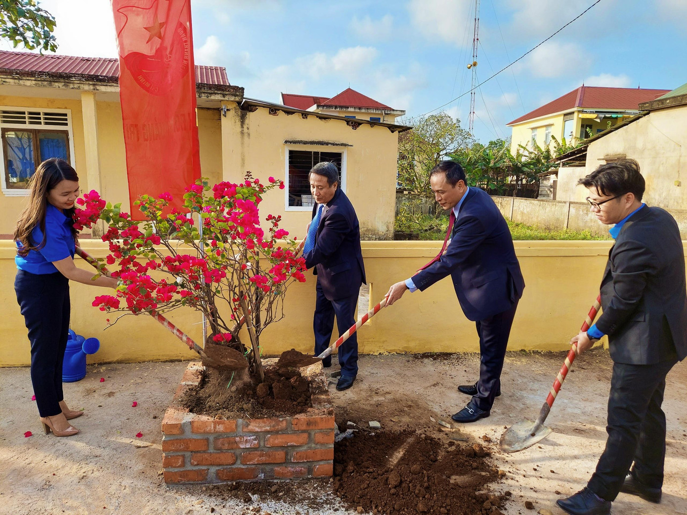 Từ trái sang: Bí thư Tỉnh Đoàn Quảng Trị Trần Thị Thu, Phó Chủ tịch Thường trực UBND tỉnh Quảng Trị Hà Sỹ Đồng, Tổng Giám đốc Vietnam Airlines Lê Hồng Hà, Bí thư Đoàn Vietnam Airlines Khổng Văn Hải trồng hoa tại “Tuyến đường kiểu mẫu” ở thôn Tân Kỳ, xã Gio Quang, huyện Gio Linh. Từ trái sang: Bí thư Tỉnh Đoàn Quảng Trị Trần Thị Thu, Phó Chủ tịch Thường trực UBND tỉnh Quảng Trị Hà Sỹ Đồng, Tổng Giám đốc Vietnam Airlines Lê Hồng Hà, Bí thư Đoàn Vietnam Airlines Khổng Văn Hải trồng hoa tại “Tuyến đường kiểu mẫu” ở thôn Tân Kỳ, xã Gio Quang, huyện Gio Linh.