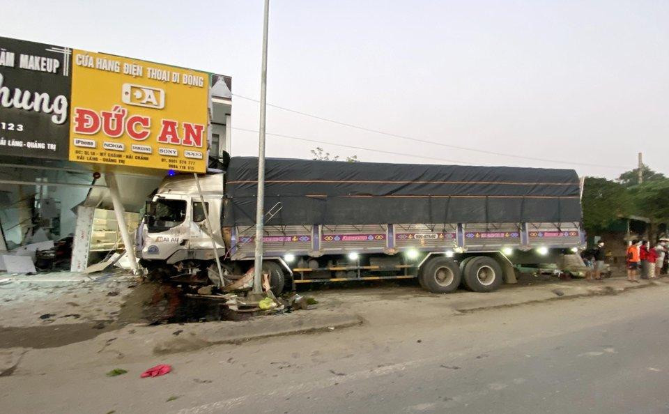 Hiện trường vụ tai nạn giao thông làm nữ công nhân đang đứng đợi xe đi làm tử vong tại chỗ. Ảnh: Trạm CSGT Hải Lăng.