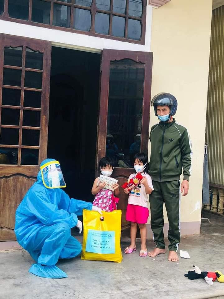 Áo xanh tình nguyện tặng quà trẻ em là F0. Áo xanh tình nguyện tặng quà trẻ em là F0.