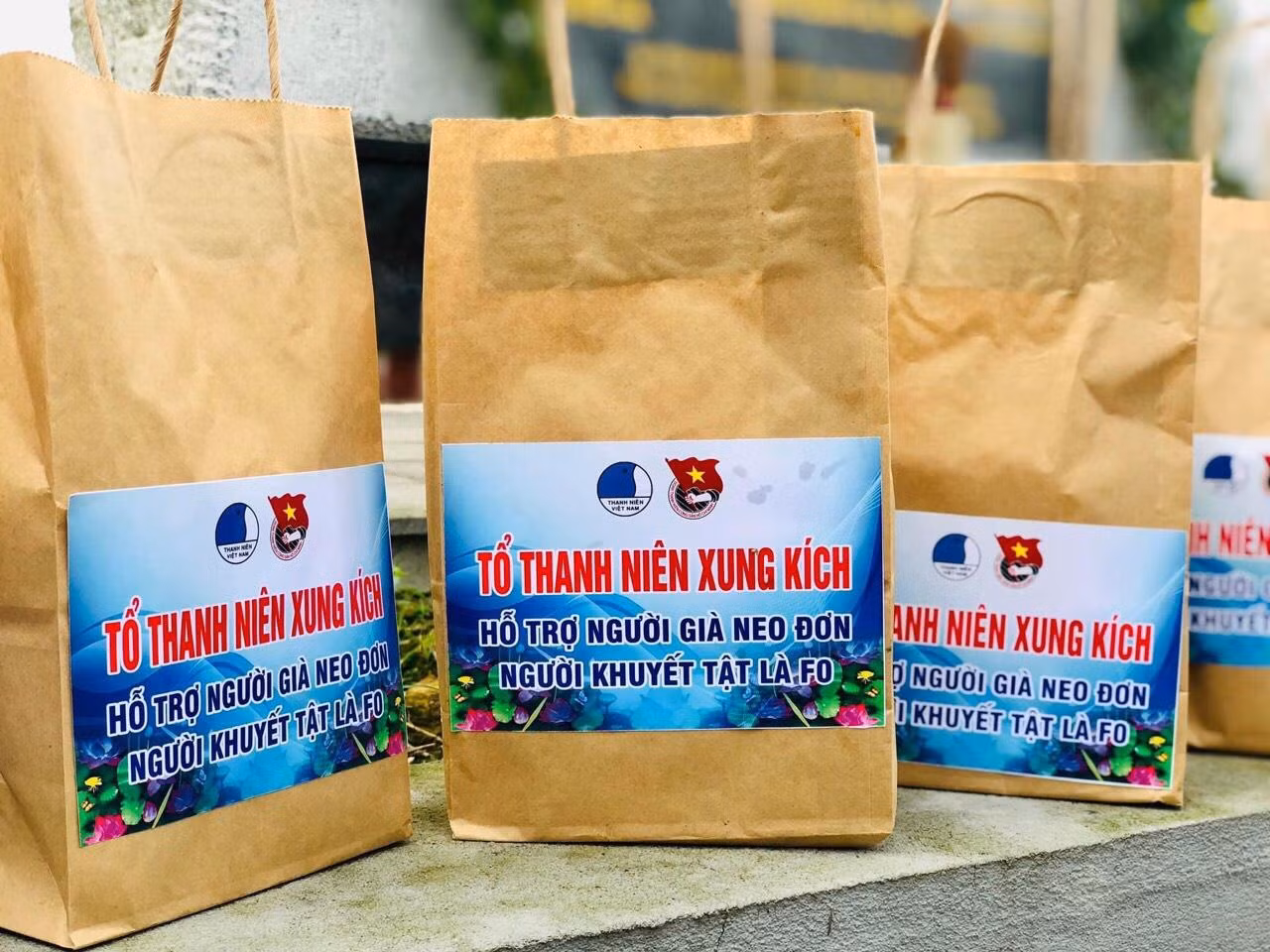 Những túi quà tặng người già neo đơn, người khuyết tật là F0 Những túi quà tặng người già neo đơn, người khuyết tật là F0