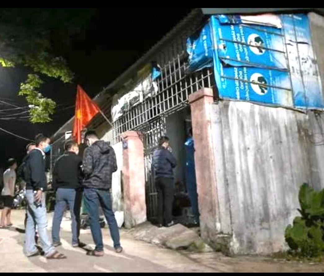 Người dân tập trung trước số nhà 60/22 đường Trần Cao Vân, khu phố 9, phường 5, thành phố Đông Hà-nơi xảy ra vụ án vợ giết chồng.