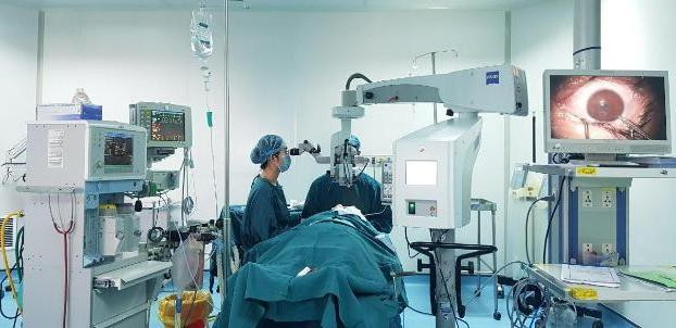 Các bác sĩ Khoa Mắt, Bệnh viện Đa khoa tỉnh Quảng Trị phẫu thuật lấy mảnh sắt dài gần 1cm ra khỏi mắt bệnh nhân N.L.V.