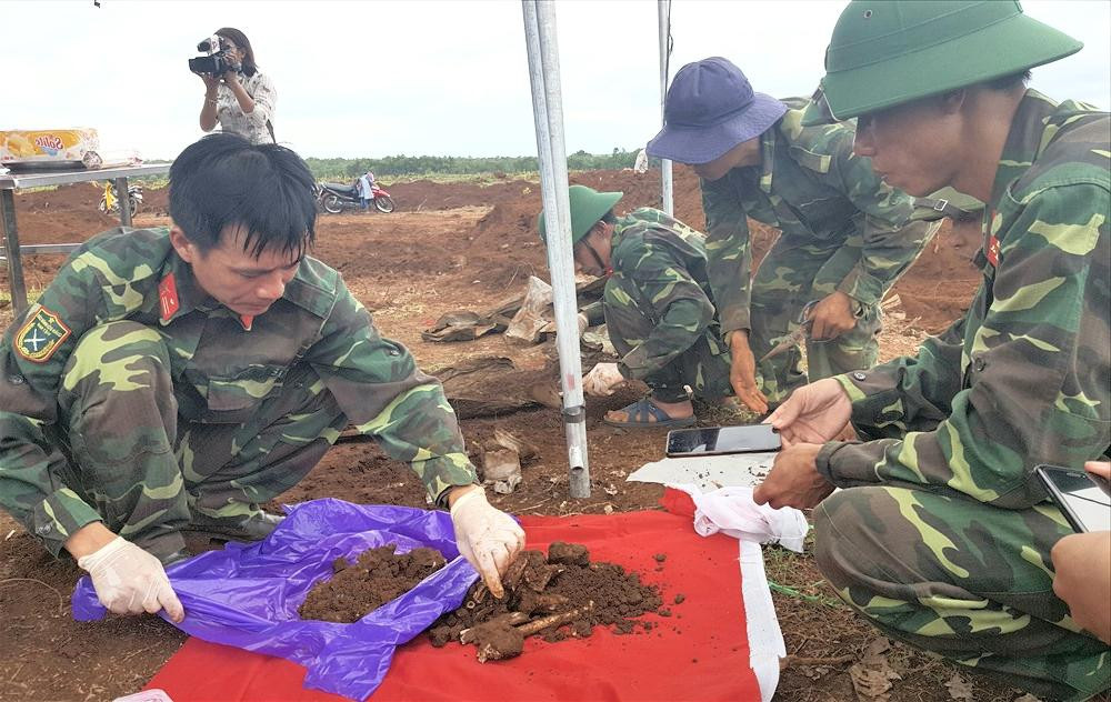 Đội Quy tập hài cốt liệt sỹ 584 tiếp tục mở rộng tìm kiếm quy tập hài cốt liệt sỹ tại huyện Vĩnh Linh. Đội Quy tập hài cốt liệt sỹ 584 tiếp tục mở rộng tìm kiếm quy tập hài cốt liệt sỹ tại huyện Vĩnh Linh.