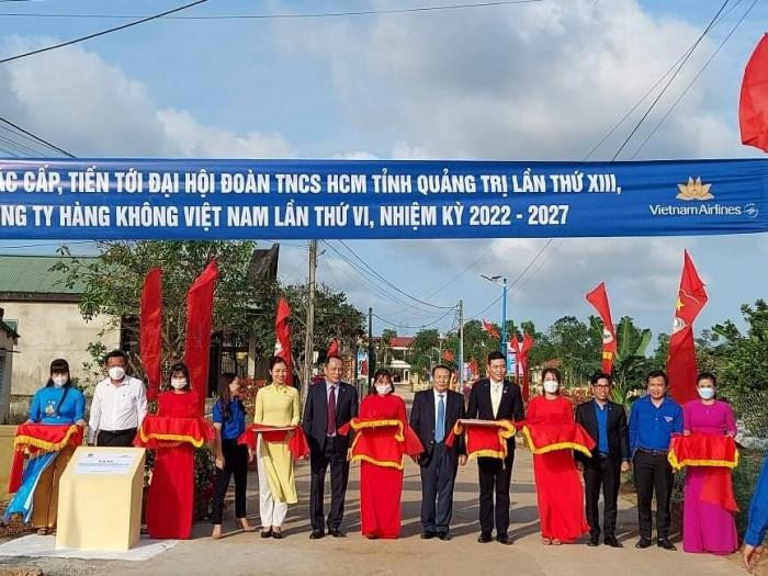 Các đại biểu cắt băng khánh thành "Tuyến đường kiểu mẫu". Các đại biểu cắt băng khánh thành "Tuyến đường kiểu mẫu".