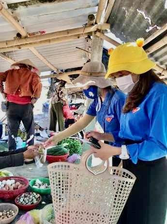 Nữ áo xanh tình nguyện đi chợ phục vụ các F0 neo đơn. Nữ áo xanh tình nguyện đi chợ phục vụ các F0 neo đơn.