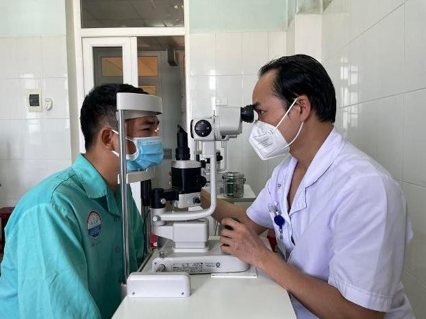 Bác sĩ khám mắt bệnh nhân V. sau phẫu thuật.