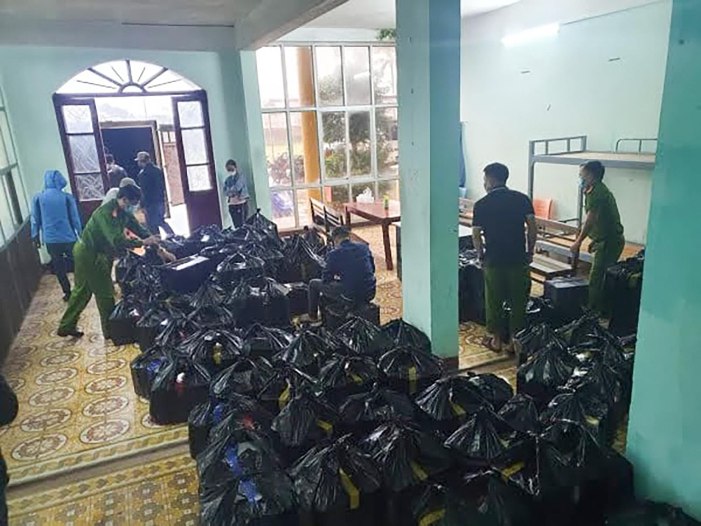 Số rượu ngoại mà Trần Quốc Cường vận chuyển bị cơ quan chức năng thu giữ. Ảnh: CA.