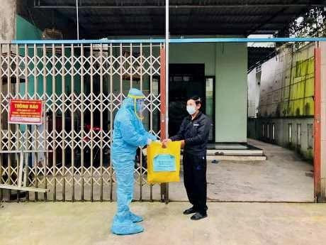 Tặng quà F0 cao tuổi. Tặng quà F0 cao tuổi.