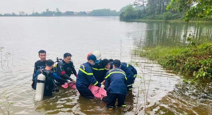 Lực lượng chức năng đưa thi thể nạn nhân N.A.T. vào bờ. Ảnh: Phòng Cảnh sát PCCC&CNCH, Công an tỉnh Quảng Trị. Lực lượng chức năng đưa thi thể nạn nhân N.A.T. vào bờ. Ảnh: Phòng Cảnh sát PCCC&CNCH, Công an tỉnh Quảng Trị.