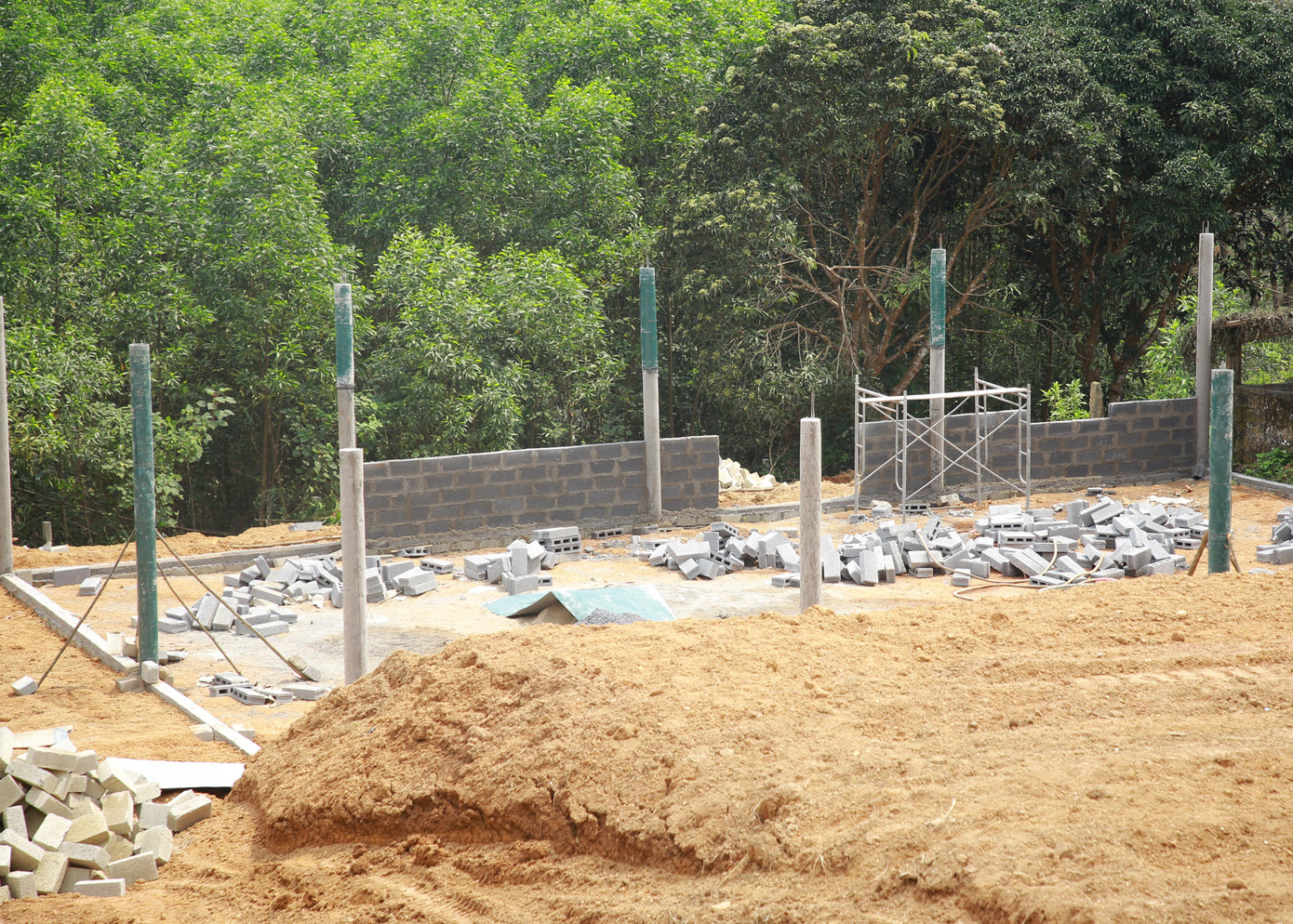 Một công trình xây dựng trái phép để "đón đầu" đền bù từ dự án cao tốc Bắc-Nam phía Đông ở thị trấn Bến Quan của huyện Vĩnh Linh, tỉnh Quảng Trị. Một công trình xây dựng trái phép để "đón đầu" đền bù từ dự án cao tốc Bắc-Nam phía Đông ở thị trấn Bến Quan của huyện Vĩnh Linh, tỉnh Quảng Trị.