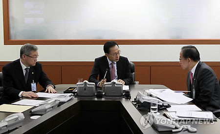 Tổng thống Hàn Quốc Lee Myung-bak (giữa) đã triệu tập một cuộc họp an ninh khẩn về vụ việc. Ông ra lệnh quân đội đối phó “trước việc Triều Tiên bắn pháo hướng tới đảo Yeonpyeong của Hàn Quốc” và không để sự kiện này lan rộng thành các cuộc chiến khác. Tổng thống Hàn Quốc Lee Myung-bak (phải) đã triệu tập một cuộc họp an ninh khẩn về vụ việc. Ông ra lệnh quân đội đối phó “trước việc Triều Tiên bắn pháo hướng tới đảo Yeonpyeong của Hàn Quốc” và không để sự kiện này lan rộng thành các cuộc chiến khác.