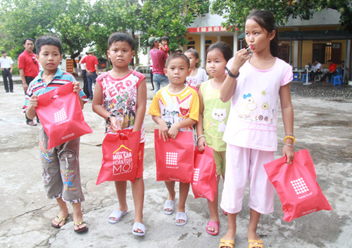 Các em nhỏ trên đảo Sinh Tồn nhận quà của công ty TM&DV Hoàng Dương gửi tặng