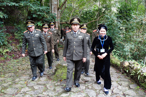 Đoàn đại biểu Tư lệnh Cảnh vệ thăm suối Lenin. Đoàn đại biểu Tư lệnh Cảnh vệ thăm suối Lenin