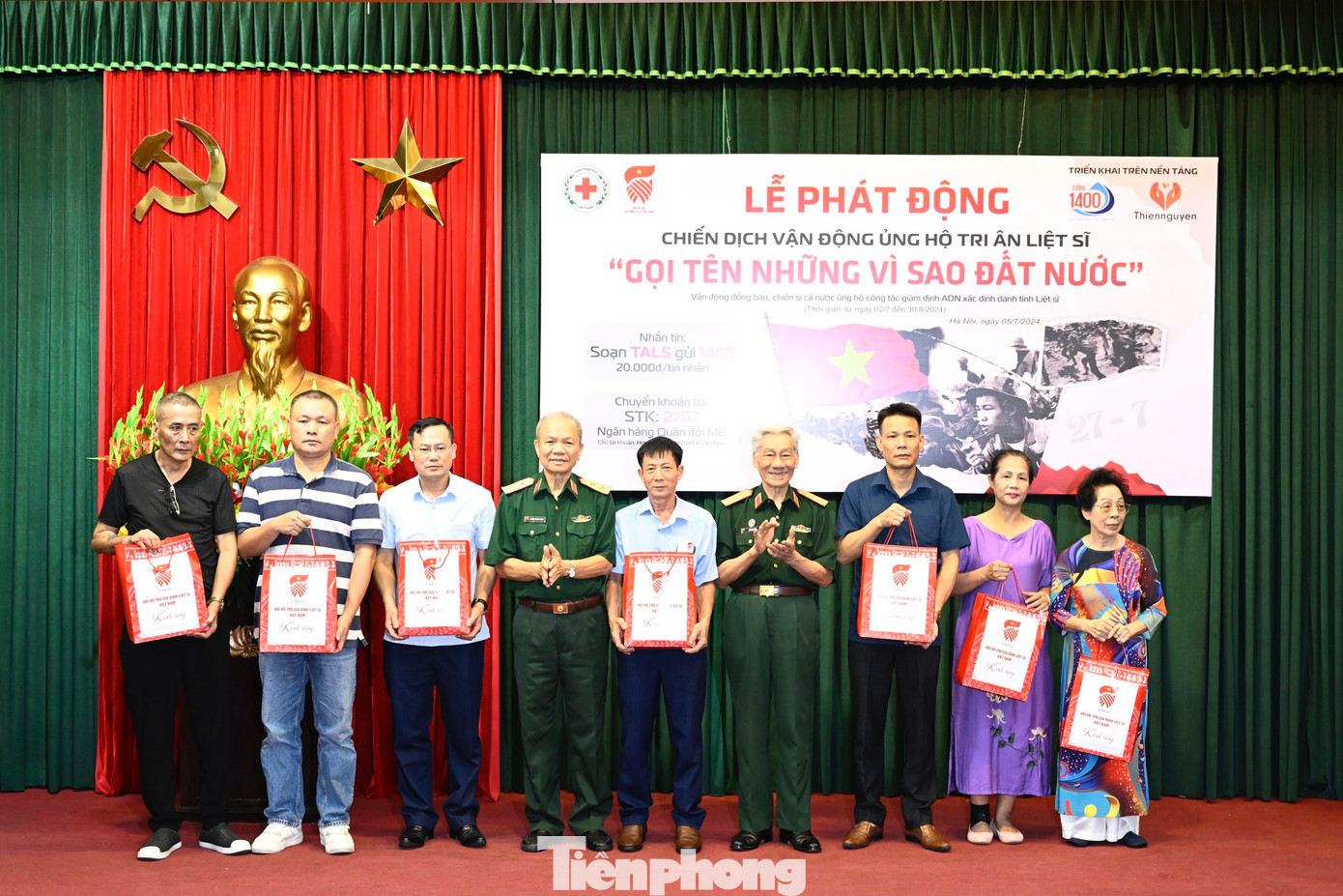 Ban tổ chức tặng quà các gia đình liệt sĩ.