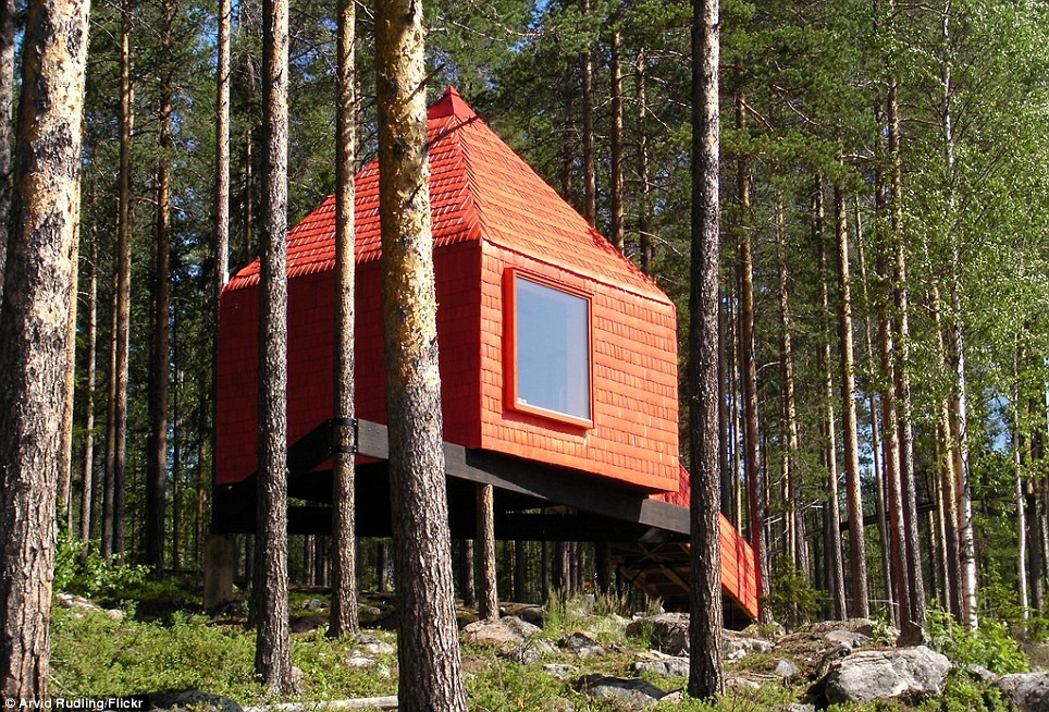 Ngôi nhà được thiết kế bởi công ty Stockholm dựa trên SandellSandberg. Nội thất Thụy Điển hiện đại với những bức tường vôi trắng